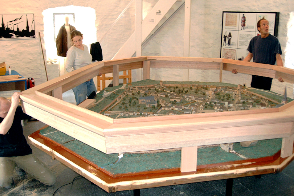 Dann werden auf der Unterseite des Rahmens noch Blenden befestigt...